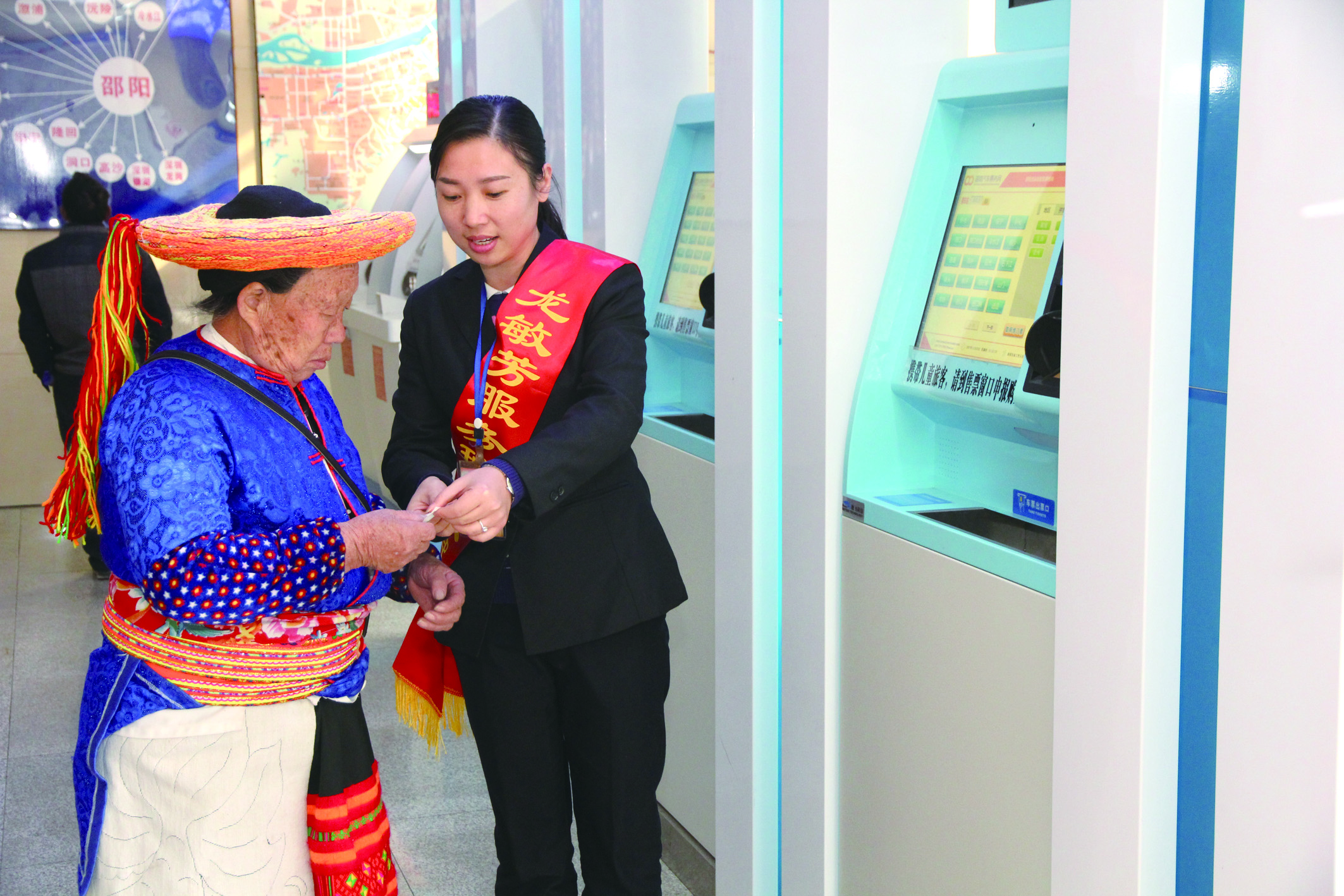 實名自助售票也深受瑤族老人青睞。 李高雄攝于市汽車北站