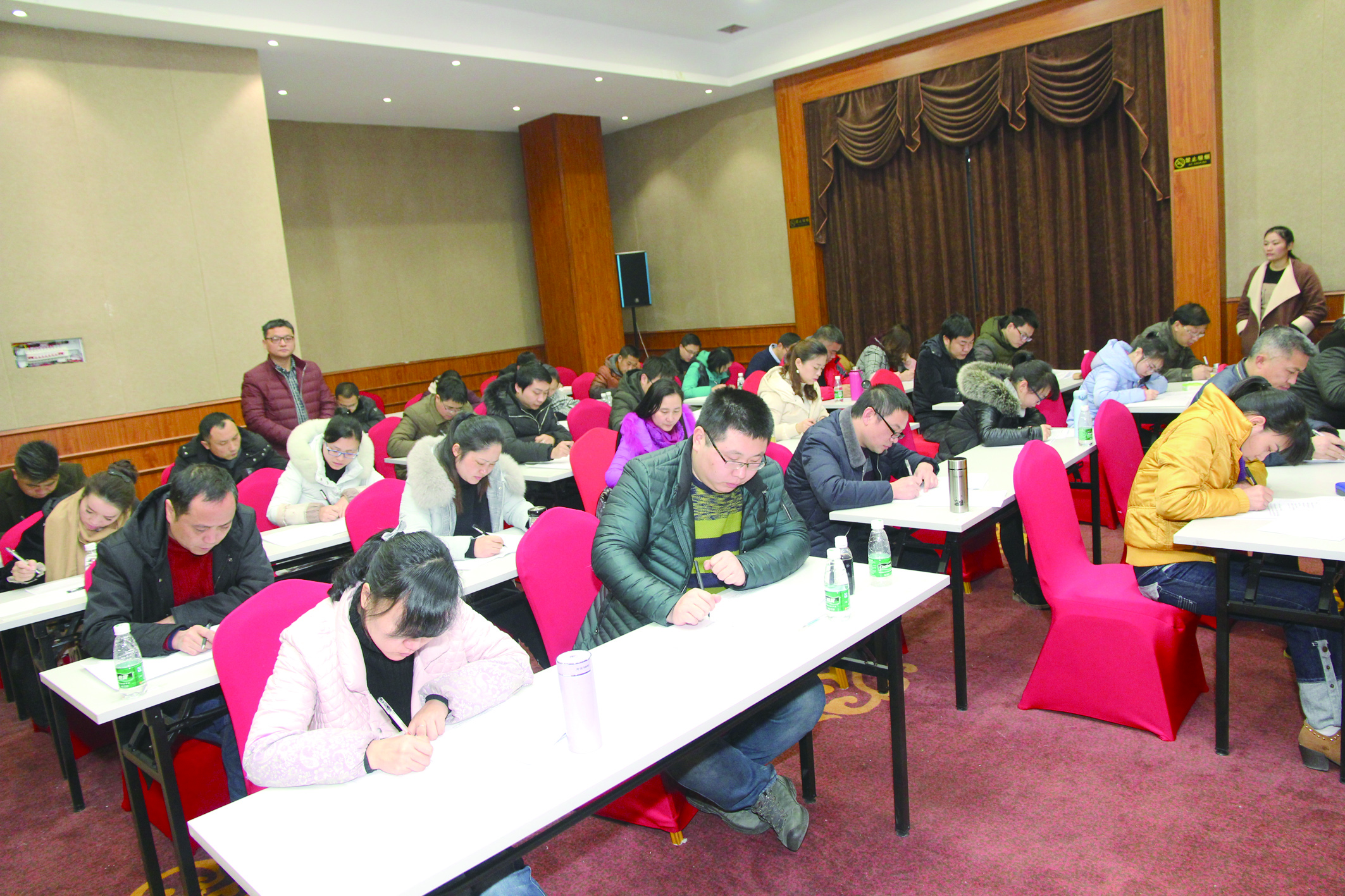 1月15日，42名基層骨干正在認真答題