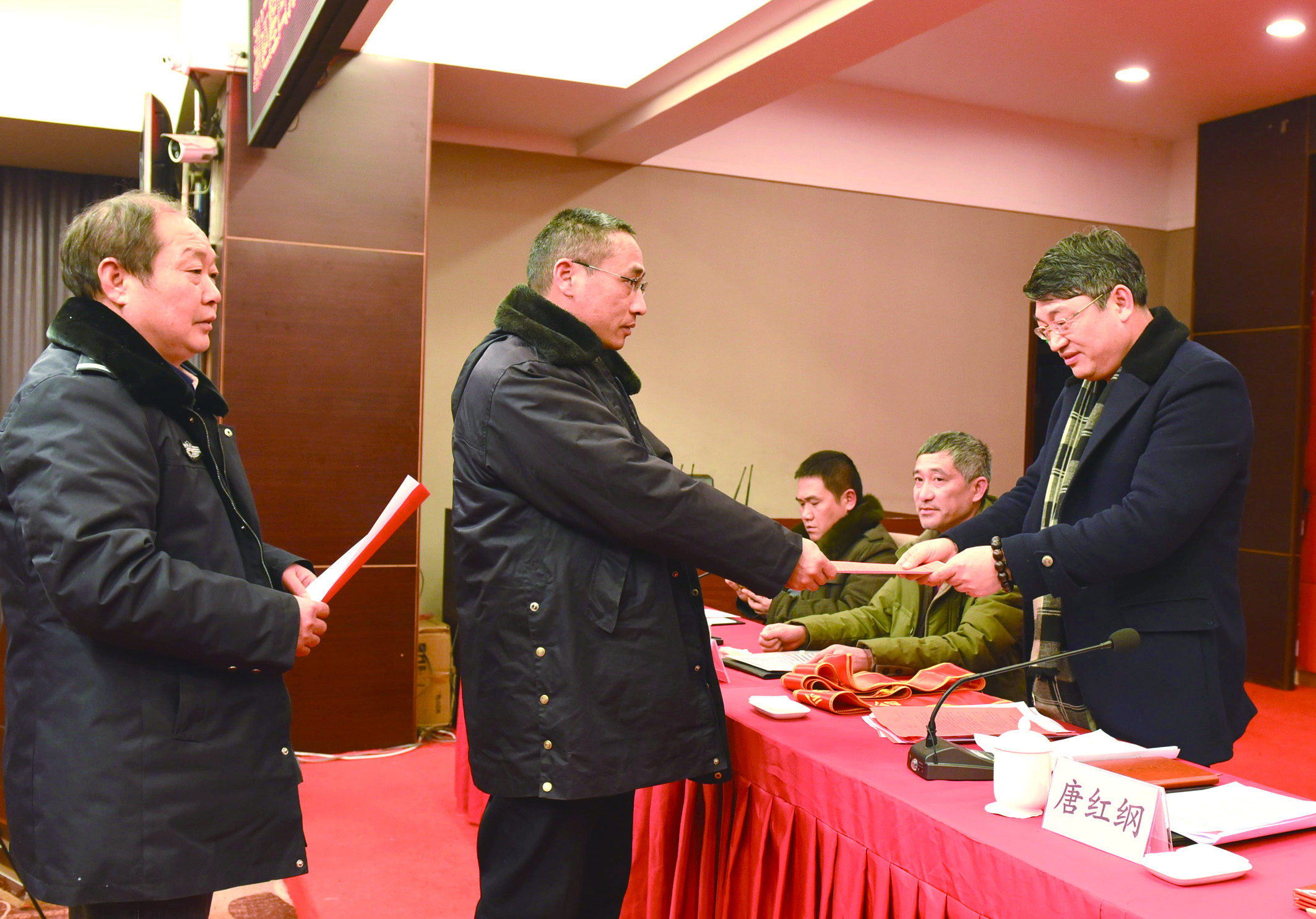 1月30日，隆回分公司召開2017年工作總結(jié)表彰大會暨2018年春運工作動員大會。