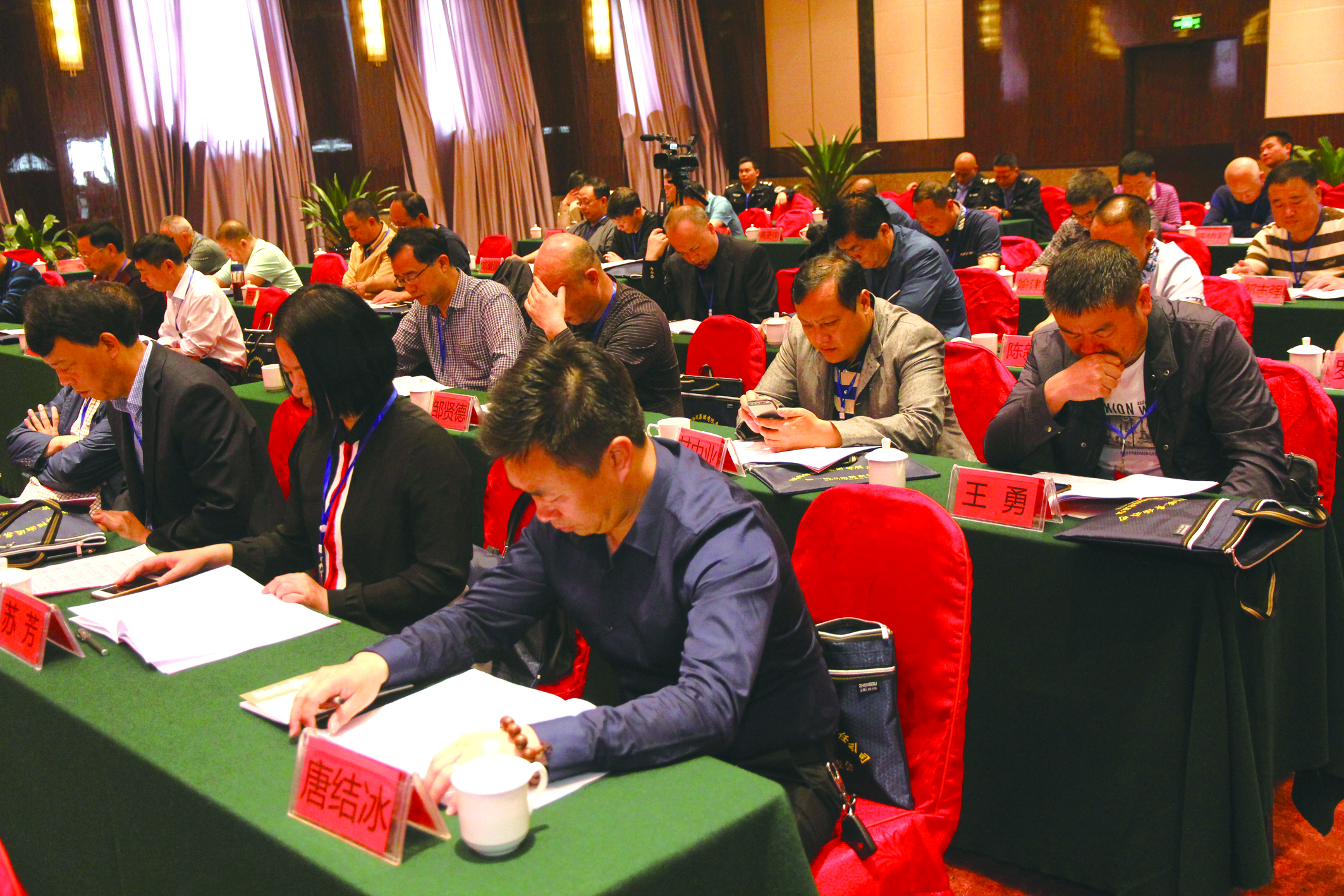 圖為第一屆五次股東代表在認(rèn)真聽(tīng)取工作報(bào)告。