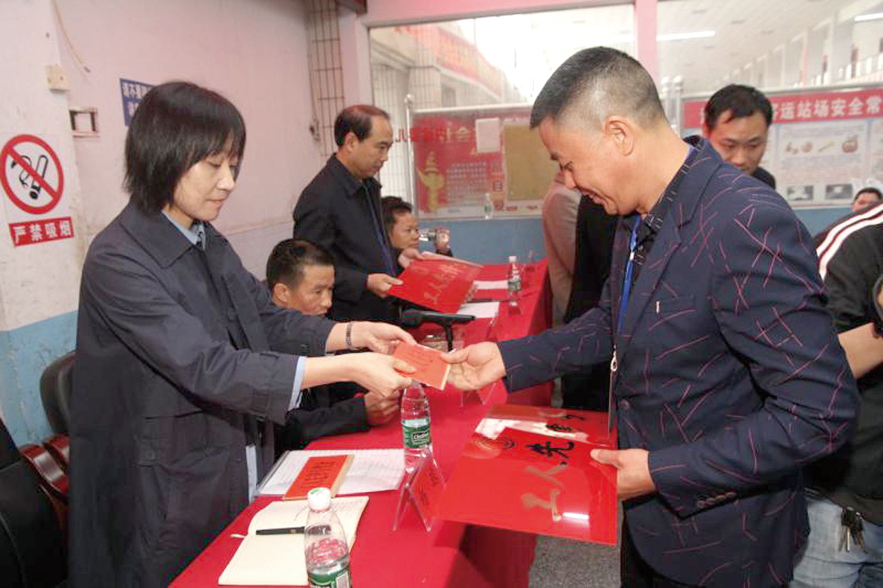 武岡公汽10條公交線路獲“工人先鋒號(hào)”稱(chēng)號(hào) 10名優(yōu)秀駕駛員被表彰 (李高雄 鄧吉平報(bào)道）