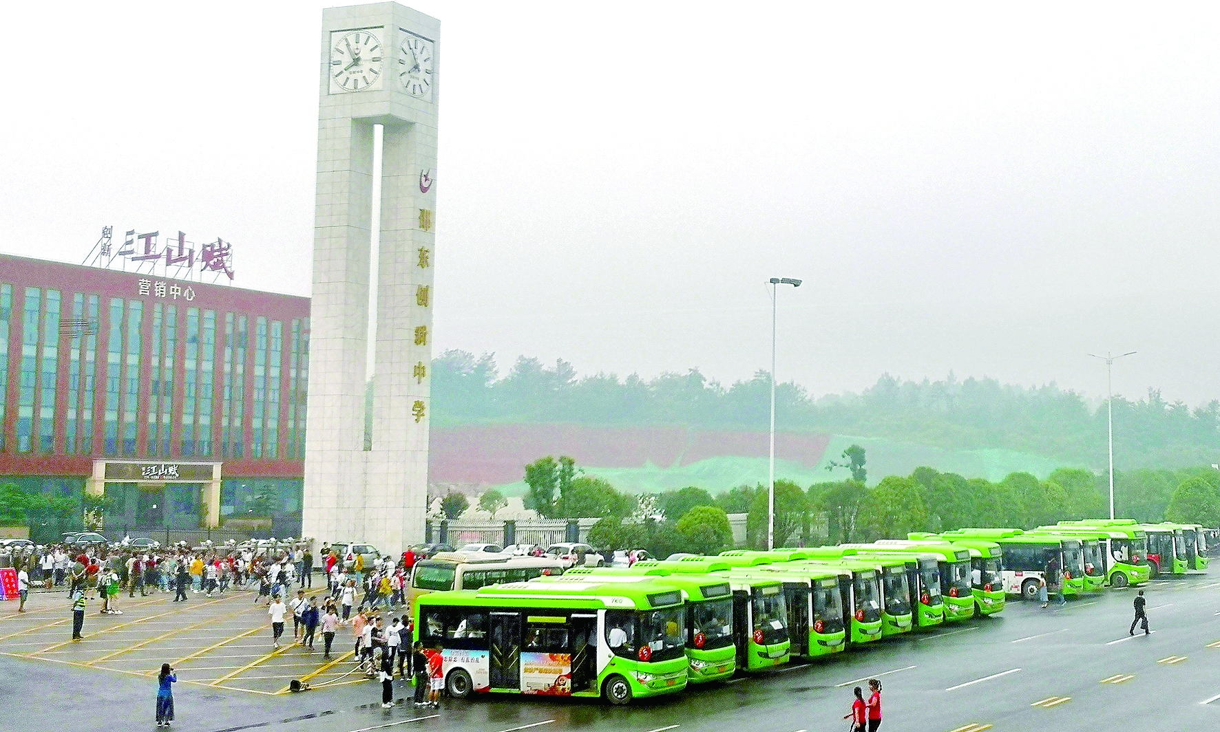 愛心送考 多方給力 邵東公汽 （尹向連報道） 為認(rèn)真貫徹落實(shí)邵東縣高考交通運(yùn)輸保障工作會議精神，確保2019年高考接送工作安全、平穩(wěn)、萬無一失，邵東公汽公司領(lǐng)導(dǎo)未雨綢繆，提前要求車隊做好應(yīng)急預(yù)案。高考前夕，該公司對全部運(yùn)營車輛進(jìn)行安全檢查；對駕駛員進(jìn)行培訓(xùn)教育，加強(qiáng)了路檢路查，加大了對“三品”的檢查力度；要求所有的駕駛員“無聲”駕駛，特別是在靠近考點(diǎn)位置，嚴(yán)禁公交車鳴笛，并調(diào)低了報站聲音，在調(diào)度中心后臺，循環(huán)發(fā)送降噪提醒，為考生營造一個安靜的考試環(huán)境。 同時，該公司就運(yùn)力安排、車輛安全、優(yōu)質(zhì)服務(wù)、照顧考生等方面做了全面部署，并協(xié)調(diào)交警就送考車輛行駛線路做了具體規(guī)劃。另規(guī)定高考期間，憑準(zhǔn)考證的考生與陪考家長可以一起免費(fèi)乘坐公交車。 據(jù)悉，本次共派出近100輛新能源純電動公交車為5000多名莘莘學(xué)子提供接送服務(wù)，贏得了服務(wù)學(xué)校領(lǐng)導(dǎo)及家長的點(diǎn)贊。