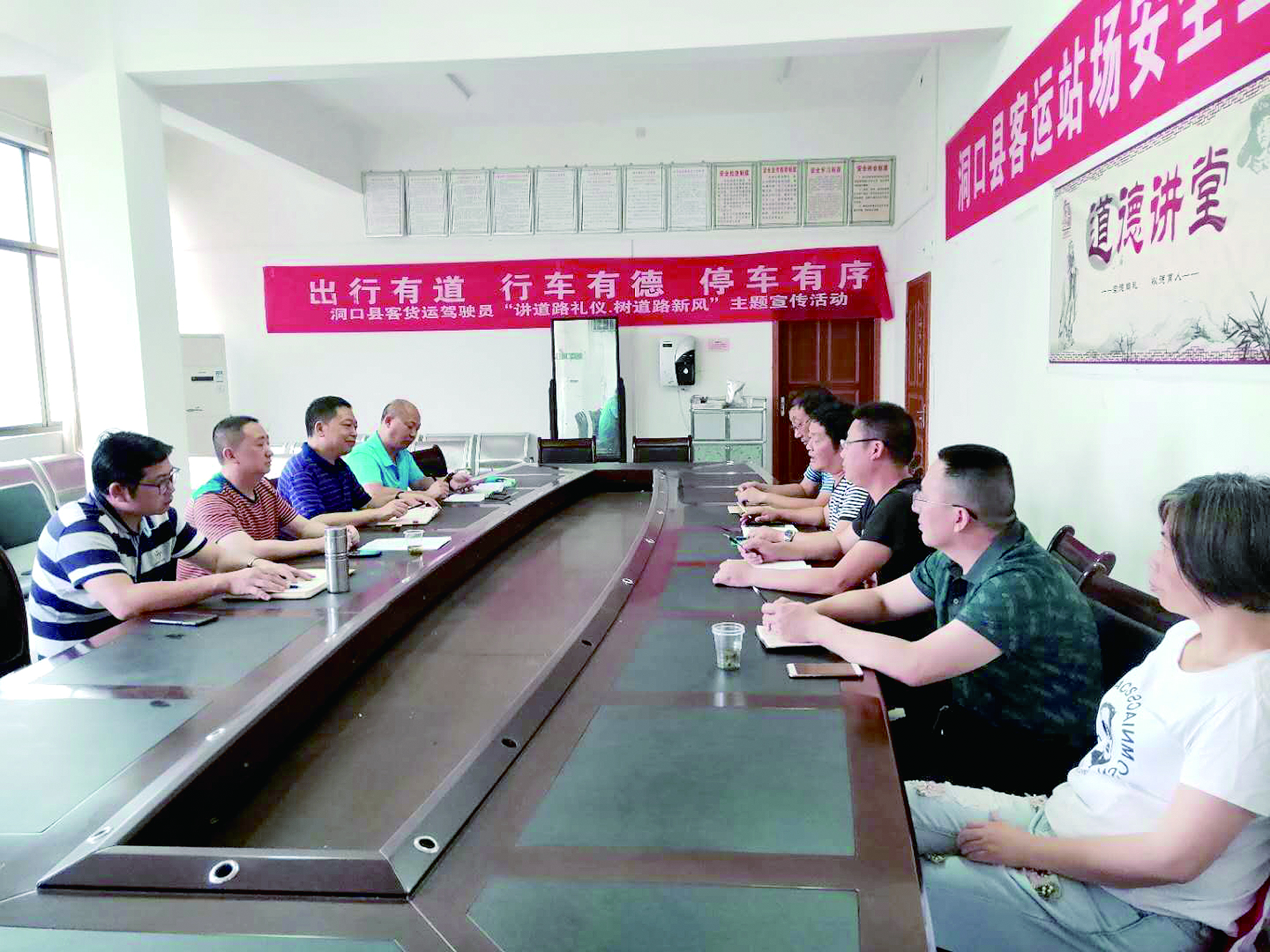 6月12日至13日，集團公司董事、副總經(jīng)理唐新宇率辦公室、房產(chǎn)基建、企管部門負責(zé)人深入分公司就門面合同等事項進行核查和清理，并對門面經(jīng)營狀況調(diào)研。據(jù)悉，兩天時間核對門面合同144份。 ? 為切實加強企業(yè)內(nèi)部管理，集團公司決定對全司門面管理開展清理，成立集團公司門面清理領(lǐng)導(dǎo)小組以抓好此項工作。圖為唐新宇（左二）在洞口客運分公司部署相關(guān)工作。 祖冠 攝影報道