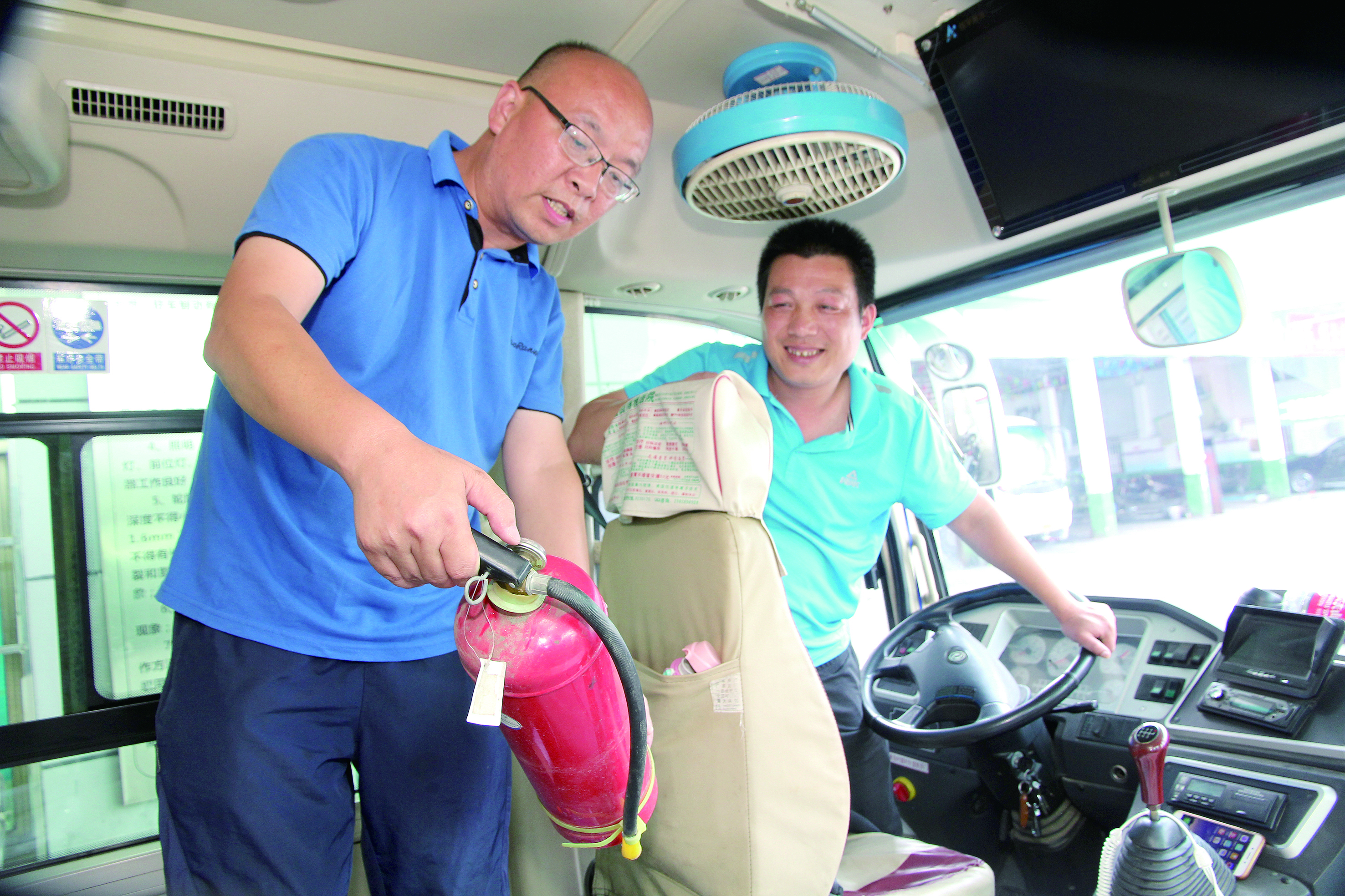 安全稽查兩不誤 ——記集團(tuán)公司優(yōu)秀共產(chǎn)黨員、隆回汽車西站副站長李擁政 肖秀華