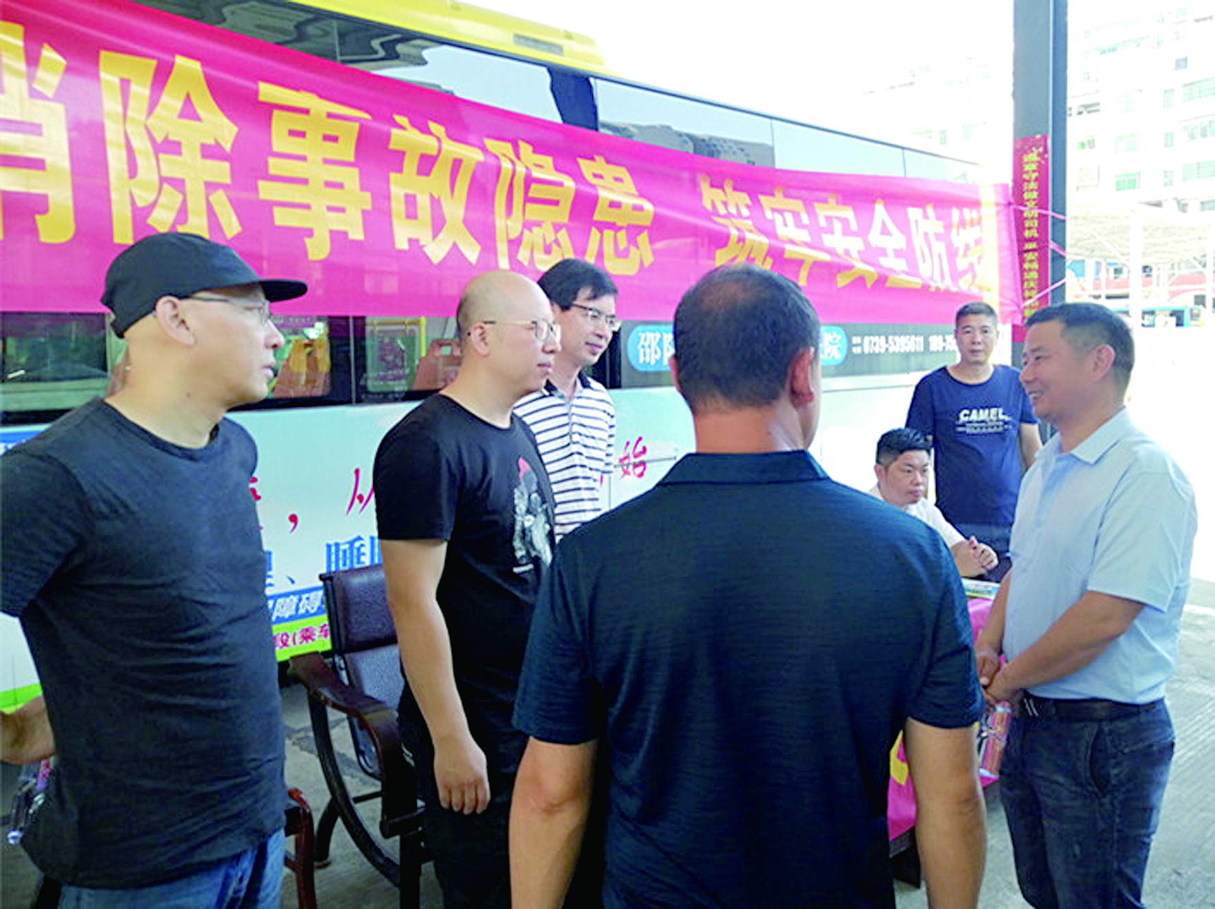 力萬名學生順利返校 (田華柱報道) 力萬名學生順利返校 (田華柱報道)